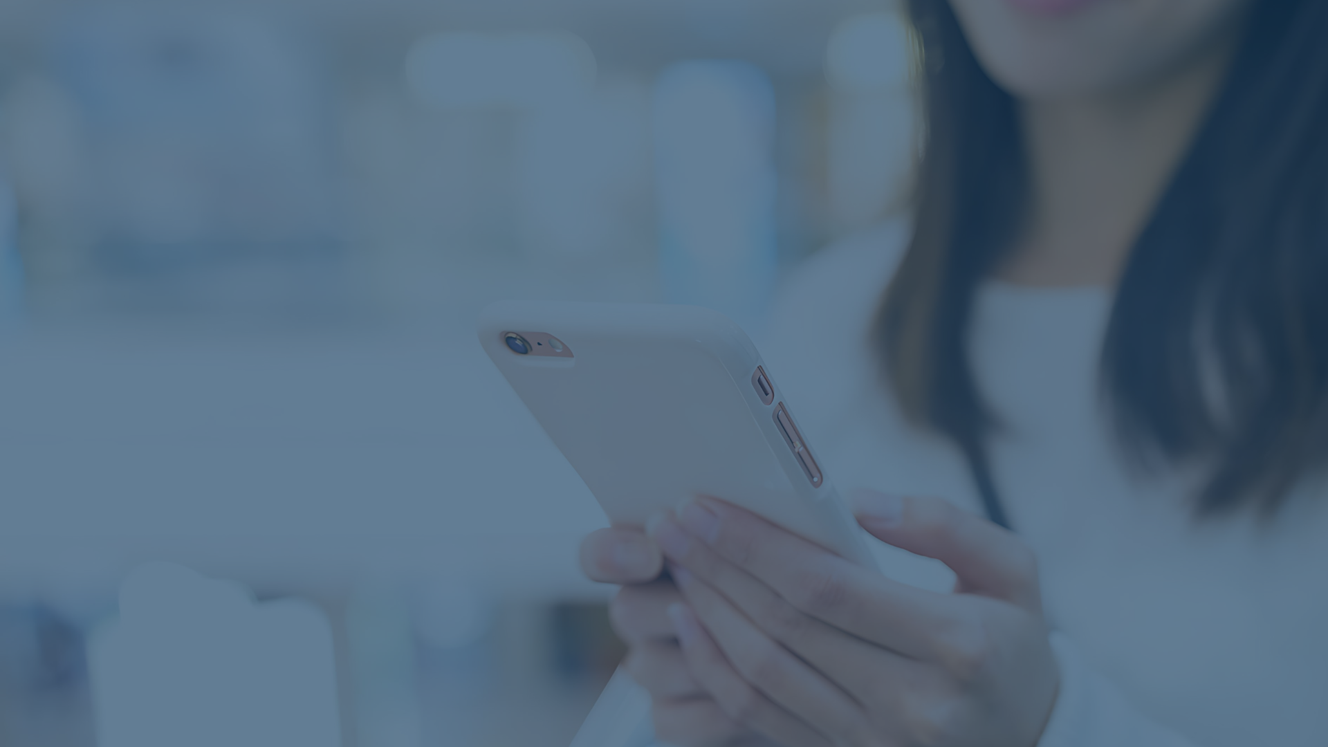 Eine Person hält ein Smartphone in der Hand, während sie auf dem Bildschirm navigiert. Das Bild repräsentiert das Konzept "Bring Your Own Device" (BYOD), welches es Mitarbeitern ermöglicht, ihre eigenen Geräte sicher in die Unternehmensinfrastruktur zu integrieren. Es betont die Benutzerfreundlichkeit, Flexibilität und die Herausforderungen in Bezug auf Sicherheit und Administration, die das BYOD-Modell in Unternehmen mit sich bringt. Ideal für Unternehmen, die sich für Mobile Device Management (MDM) und En