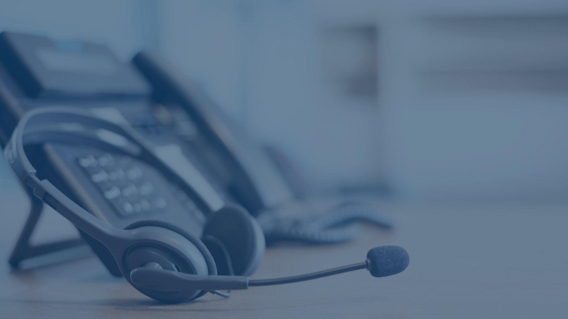 Telefonapparat mit Headset auf einem Tisch, welche Effizienz im IT-Service Desk symbolisieren