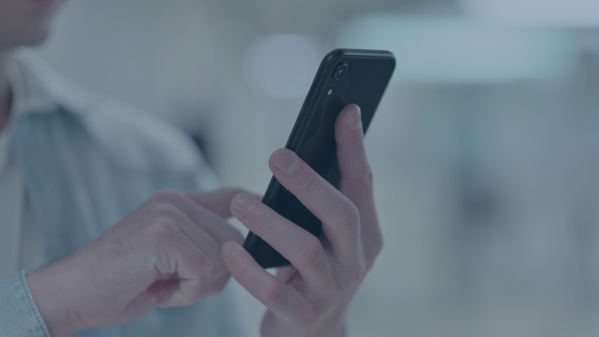 Eine Person hält ein Android-Smartphone in der Hand und tippt auf den Bildschirm. Das Bild steht sinnbildlich für die Verwaltung von Android-Geräten, die durch Programme wie Android Enterprise und Mobile Device Management (MDM) gesichert und vereinfacht werden können.