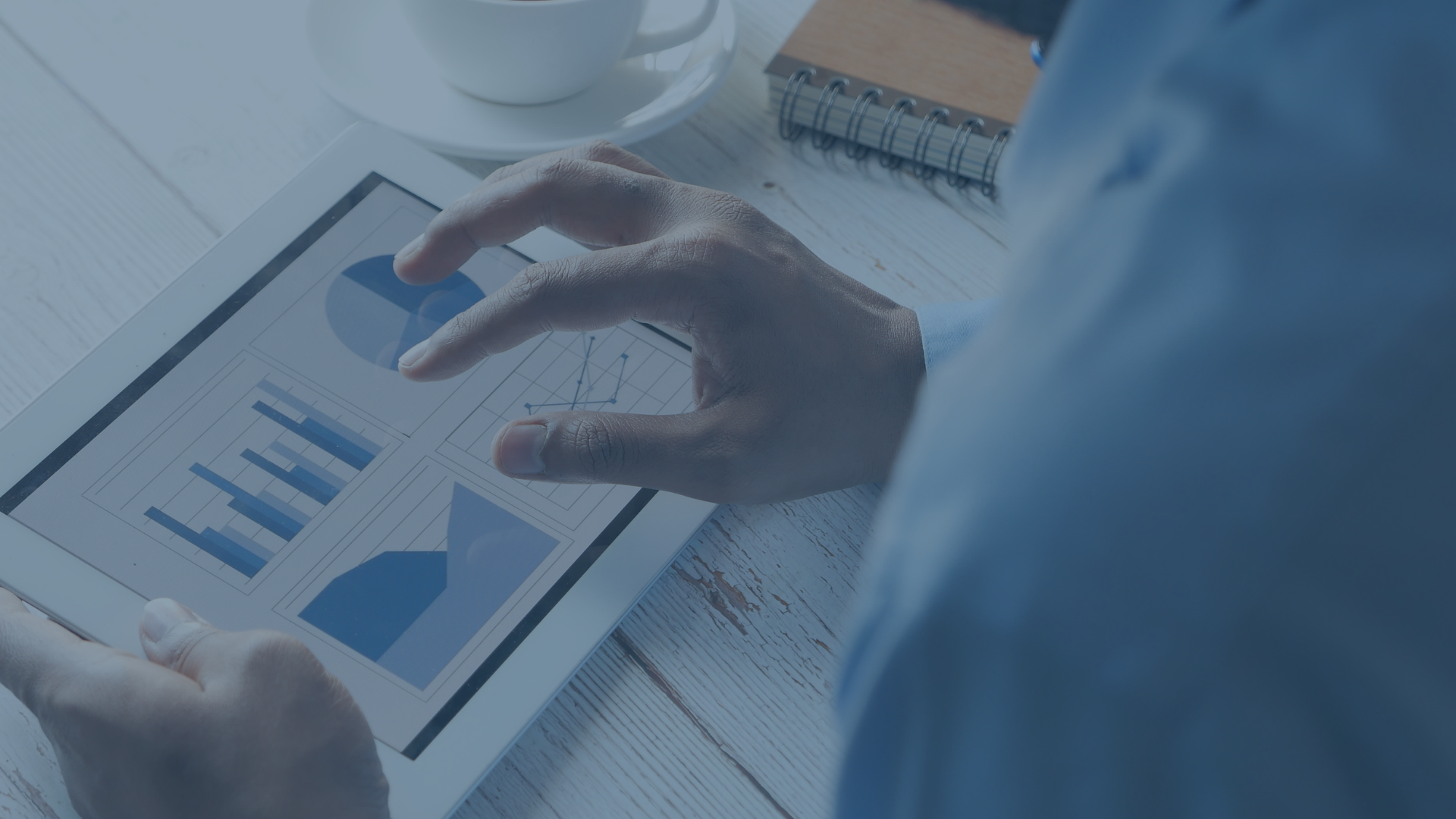 Eine Person betrachtet auf einem Tablet verschiedene Diagramme, die Sicherheitsanalysen und Bedrohungserkennungen visualisieren. Dies symbolisiert die Nutzung von cloud-nativen Sicherheitsdiensten wie Amazon Detective, um Sicherheitsvorfälle zu analysieren und visuell darzustellen. Amazon Detective ermöglicht mithilfe von maschinellem Lernen und statistischen Analysen eine detaillierte Untersuchung von potenziellen Bedrohungen.