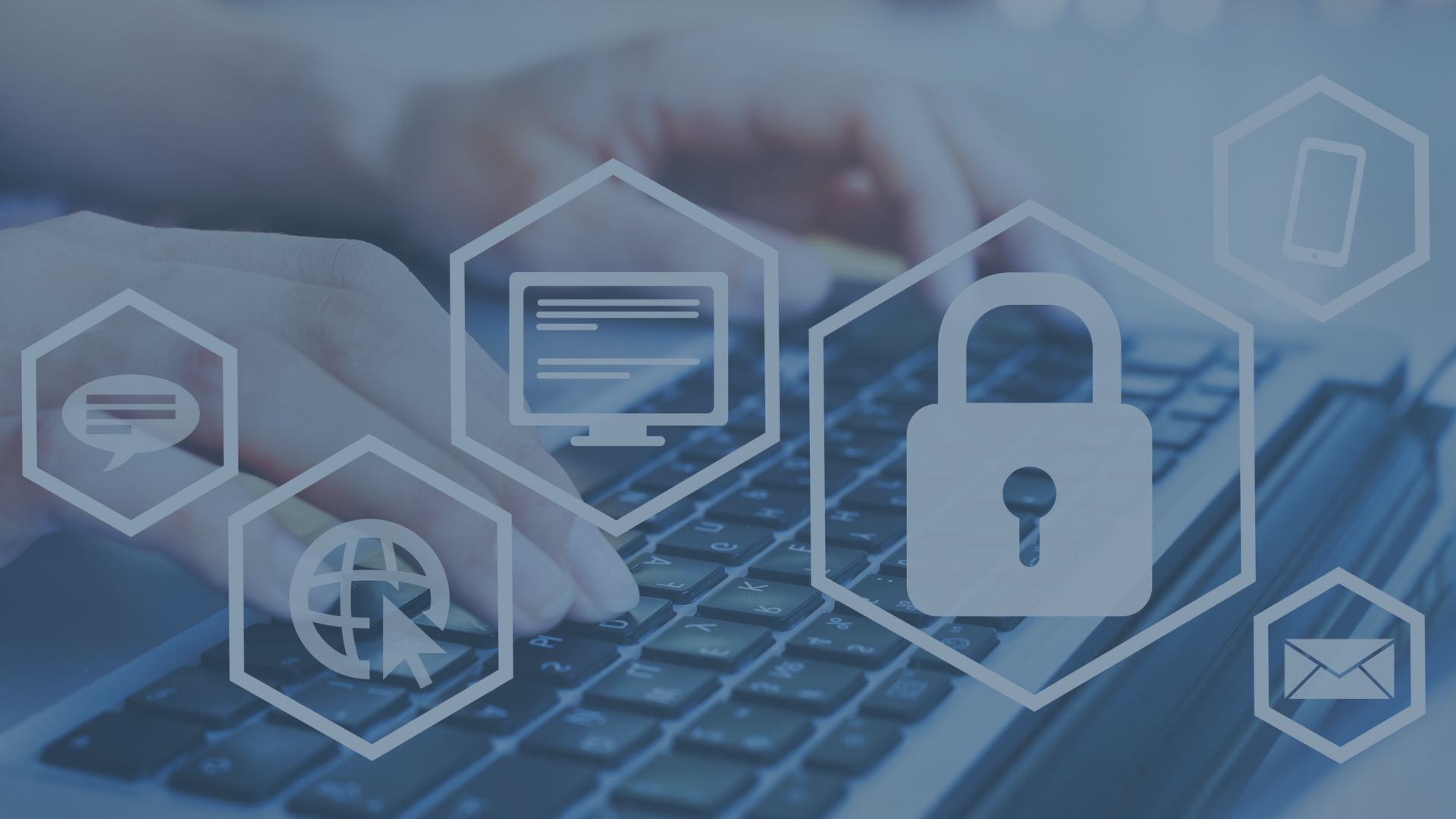 Darstellung eines digitalen Datenschutzkonzepts: Hände tippen auf einer Tastatur, während Symbole für Sicherheit, Kommunikation und Vernetzung sichtbar sind. Die Bildsprache verweist auf die Informationspflichten der DSGVO, die Transparenz, Zugänglichkeit und präzise Information im Umgang mit personenbezogenen Daten fordern. Das Schloss-Symbol betont die Wichtigkeit des Datenschutzes, während die Symbole für Chat, Computer und Globus auf die digitale Kommunikation und Verarbeitung von Daten hinweisen.