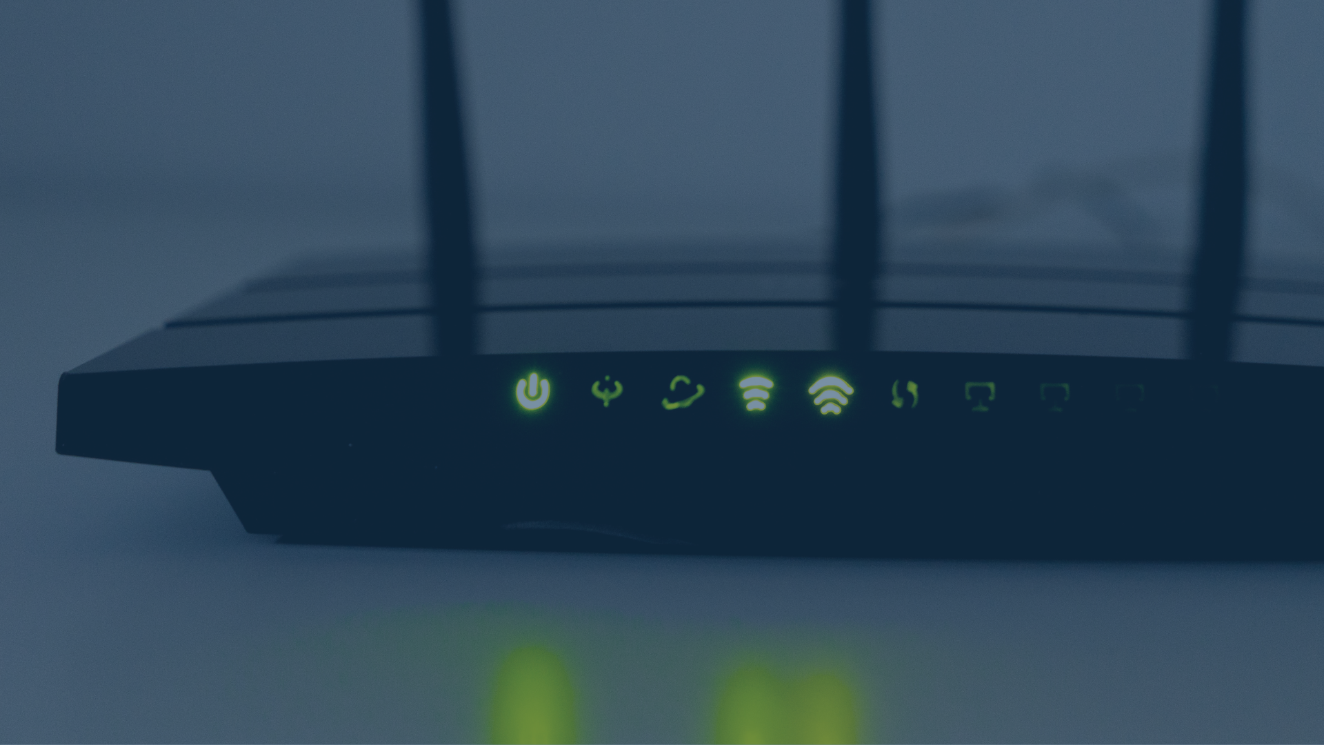 Ein moderner WLAN-Router mit mehreren Antennen und leuchtenden Status-LEDs für Strom, Internetverbindung und WLAN-Signal. Symbolisiert eine stabile und leistungsfähige Netzwerkverbindung.