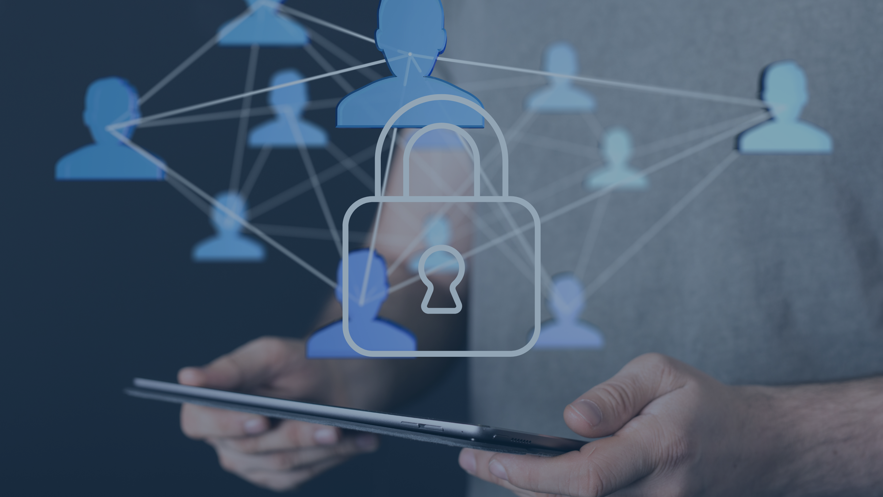 Ein Schreibtisch mit mehreren Geräten wie Laptop, Tablet und Smartphone, auf denen Symbole für IT-Sicherheit und Datenschutz zu sehen sind. Personen arbeiten an Dokumenten und Kalkulationen, während ein digitales Schloss-Symbol im Hintergrund die Bedeutung moderner Sicherheitskonzepte wie Zero Trust betont.