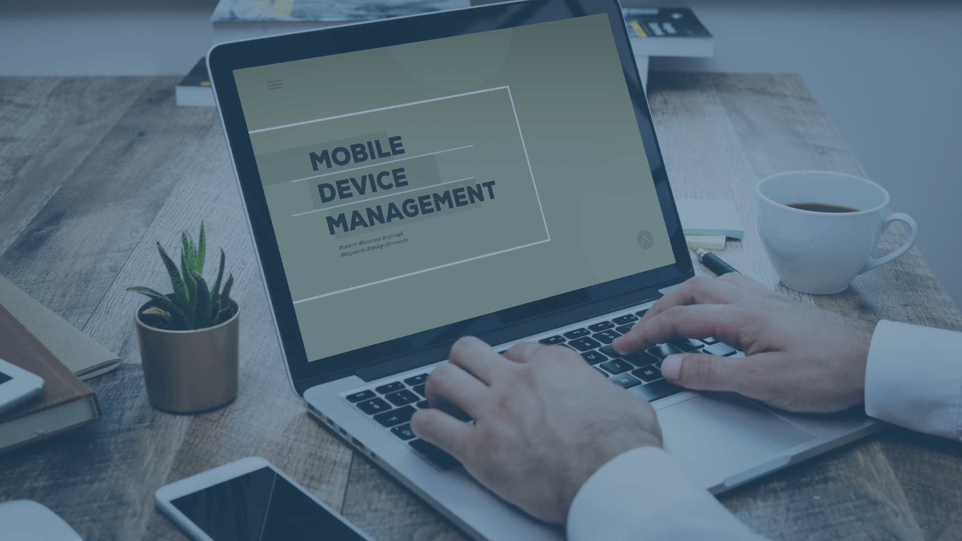 Person arbeitet an einem Laptop mit geöffneter Präsentation zum Thema „Mobile Device Management“. Symbolisch für die wachsende Bedeutung von MDM in Unternehmen, um mobile Geräte wie Smartphones und Tablets zentral zu verwalten, Sicherheitsrichtlinien durchzusetzen und Unternehmensdaten vor Cyberangriffen zu schützen – unabhängig von der Geräteanzahl oder ob BYOD oder firmeneigene Geräte genutzt werden.