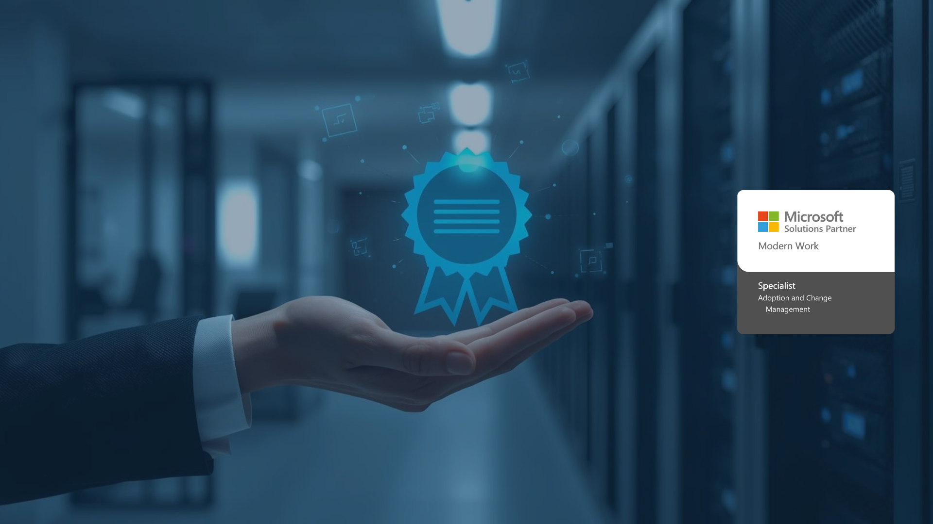 Visualisierung einer Auszeichnung im IT-Umfeld: Eine Hand hält ein digitales Siegel-Symbol, daneben das Microsoft-Logo mit der Bezeichnung Solutions Partner – Modern Work, Specialist Adoption and Change Management.
